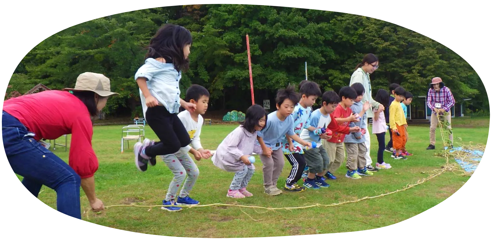 カボチャのつるで大縄跳びをする園児の様子
